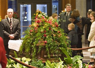 President Hinckley's viewing draws steady stream of people