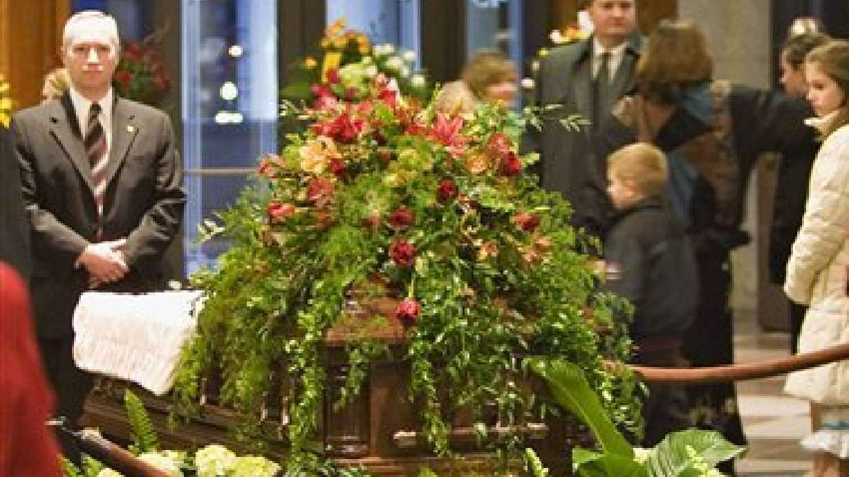 President Hinckley's viewing draws steady stream of people