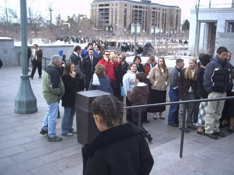 Weather doesn't deter mourners on 2nd day of viewing