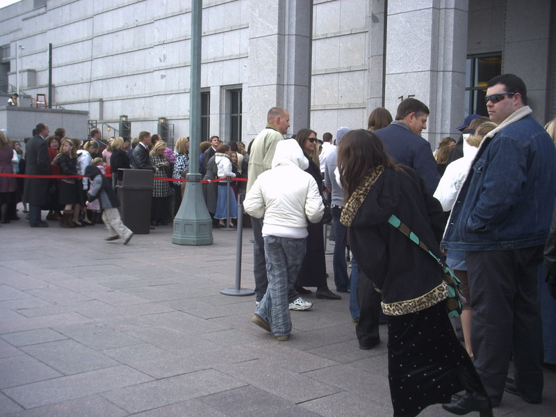 Weather doesn't deter mourners on 2nd day of viewing