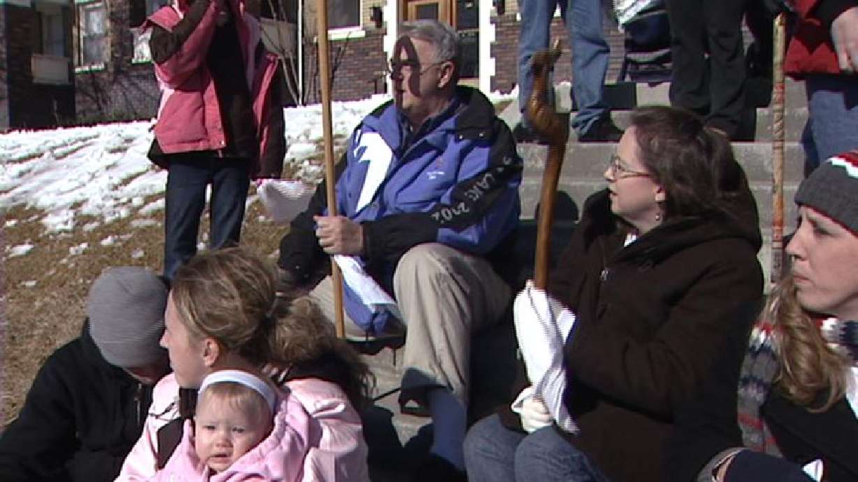 Utahns pay tribute to President Hinckley with canes