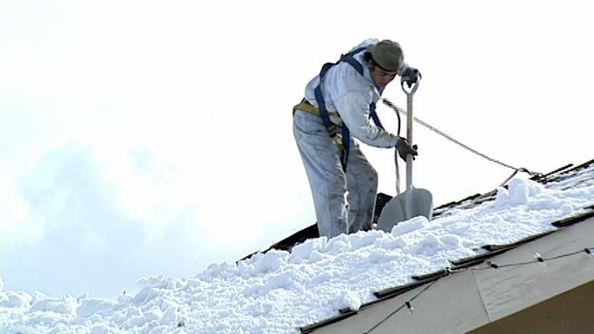 Roofing experts advise homeowners to clear snowy roofs