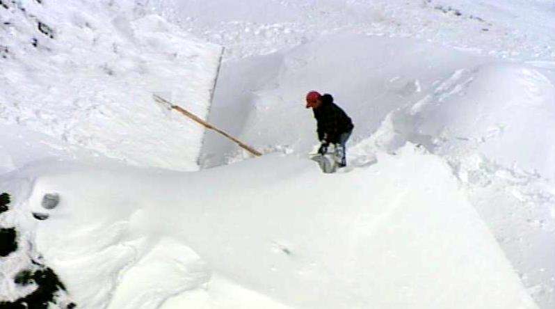 Roofing experts advise homeowners to clear snowy roofs