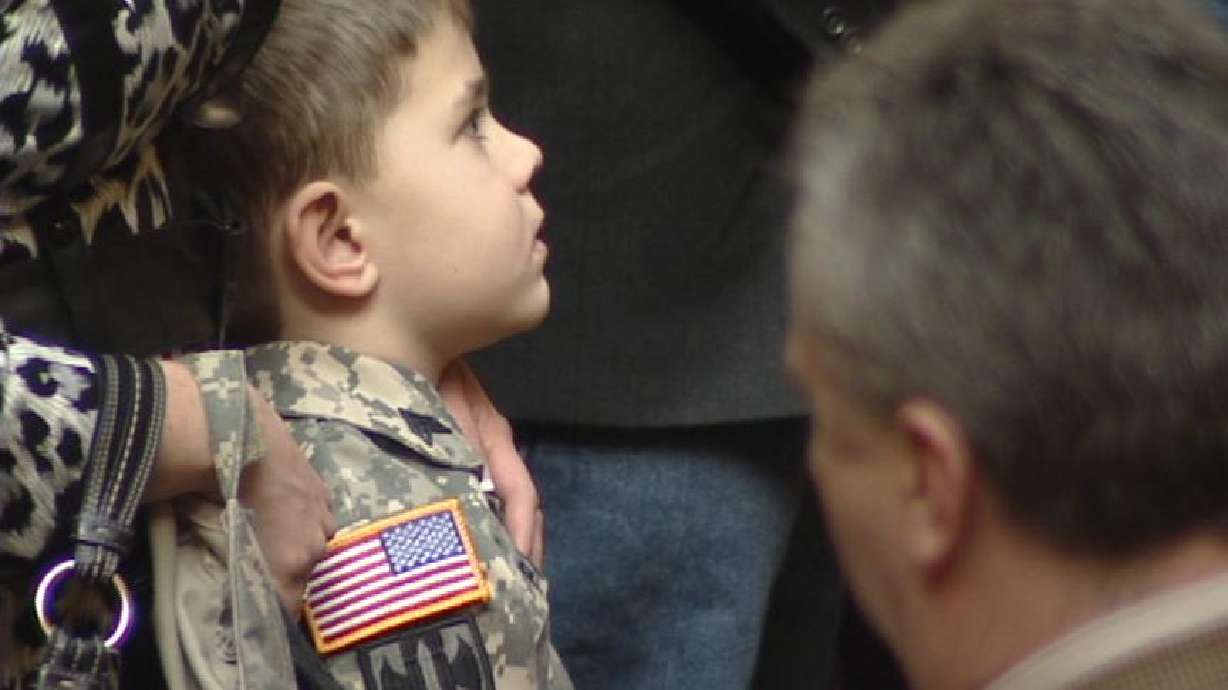 Legislature pauses to remember fallen soldiers