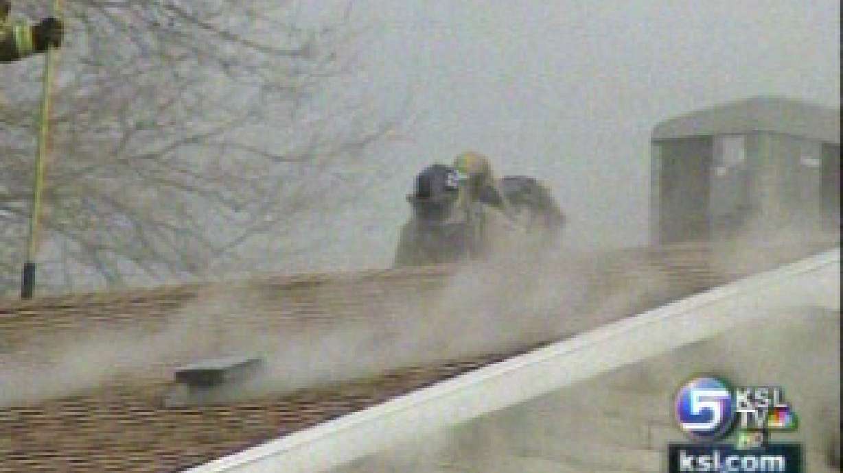 Fire burns apartment building