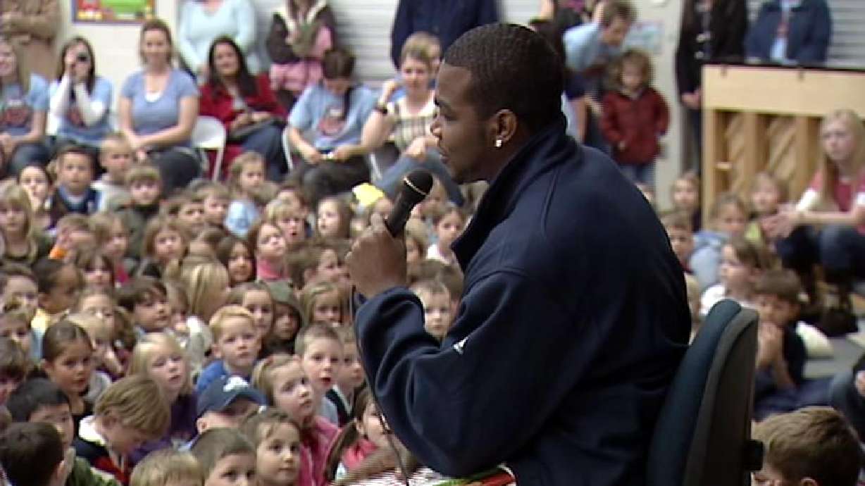 Students win reading contest and get visit from Jazz players