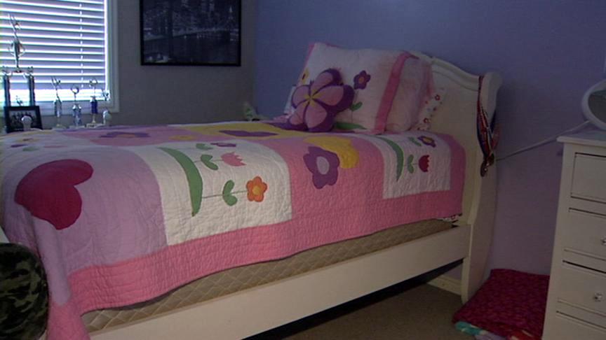 Farmington girl wakes up to find stranger in her bedroom