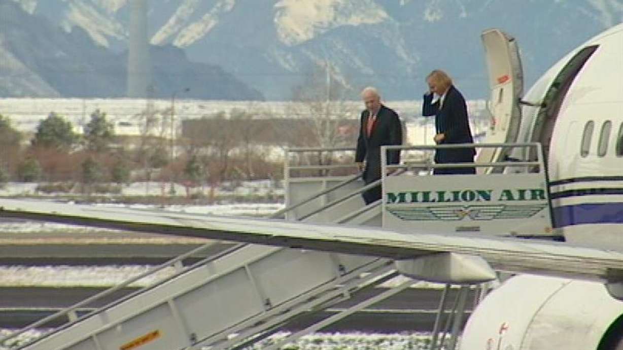 McCain makes brief stop in Salt Lake