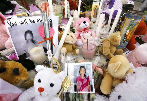 A makeshift memorial made up of teddy bears, candles, flowers and notes lies outside the apartment complex of Hser Nay Moo on Wednesday, April; 2, 2008, in South Salt Lake, Utah. The 7-year-old's body was found Tuesday. (AP Photo/Douglas C. Pizac)