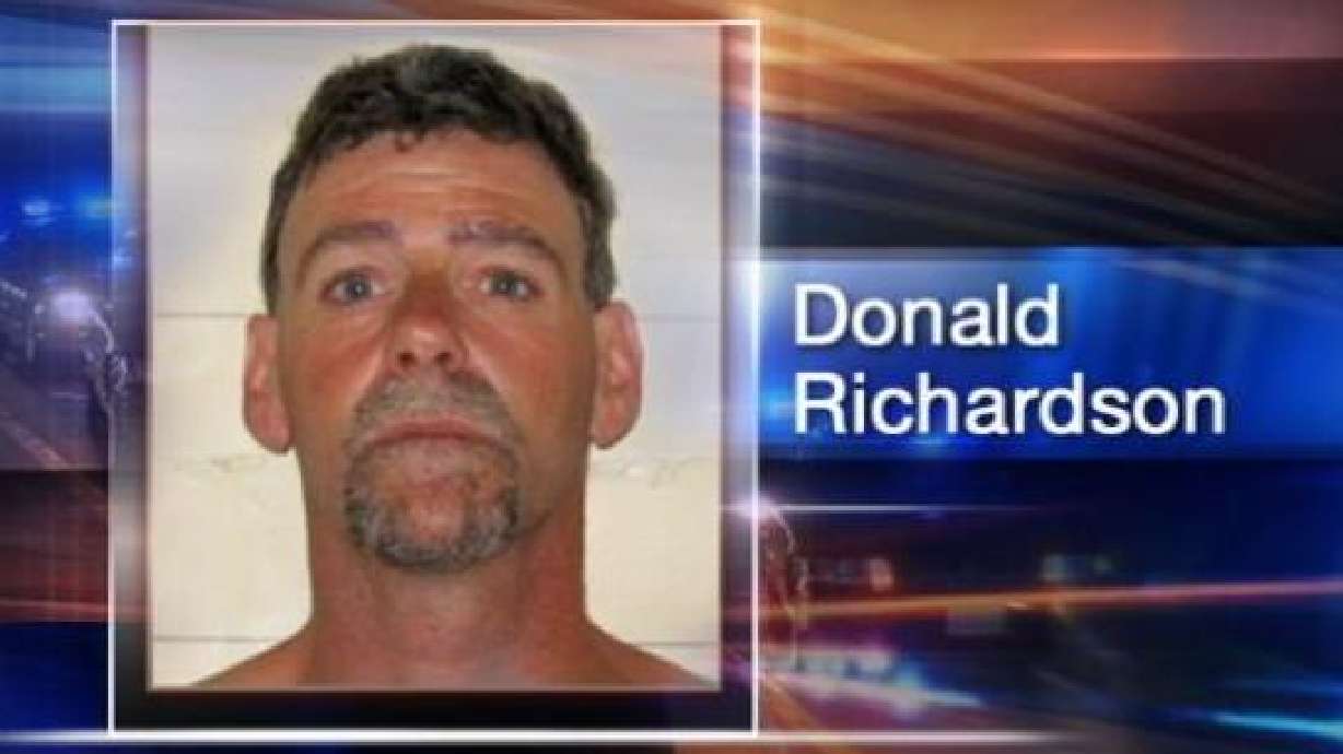 Sheriff's deputies looking for suspect in two murders