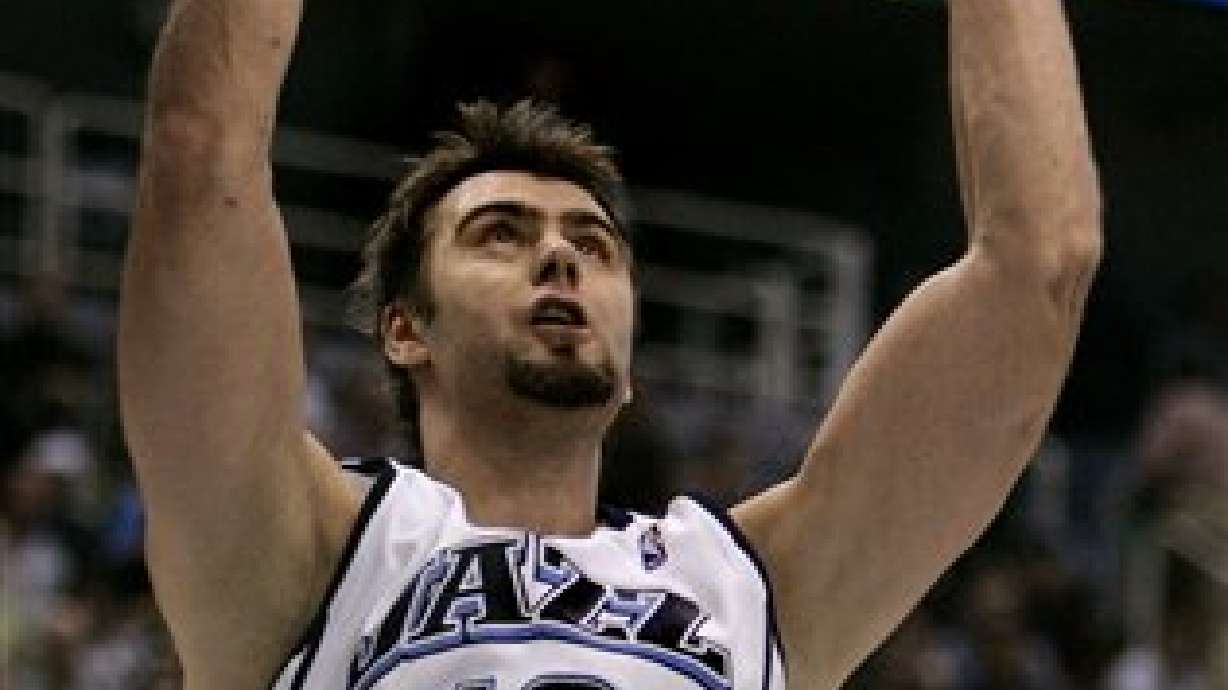 Spurs perfect on the road, Jazz tough no matter where they play