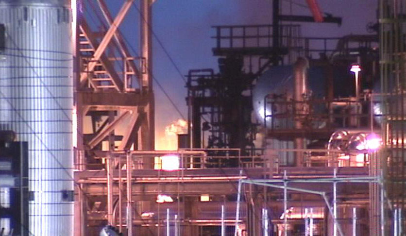 Ruptured line blamed for explosion at refinery