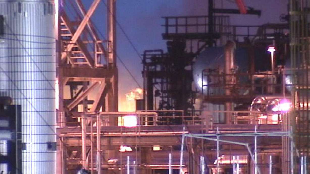 Ruptured line blamed for explosion at refinery