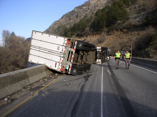 Truck accident shuts part of I-84