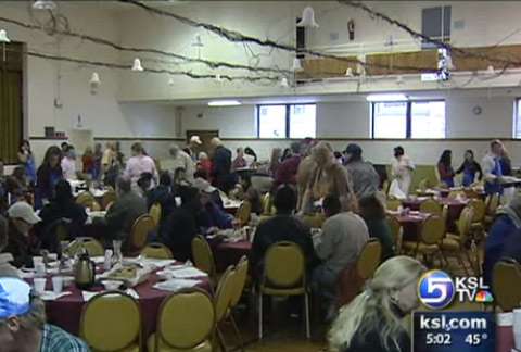 Volunteers Help Those in Need Enjoy Thanksgiving