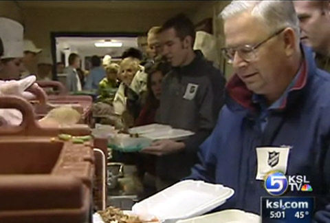 Volunteers Help Those in Need Enjoy Thanksgiving 