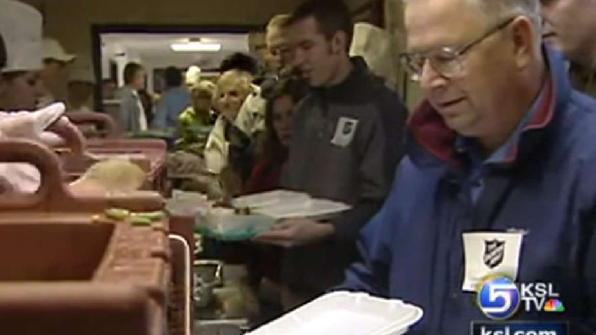 Volunteers Help Those in Need Enjoy Thanksgiving