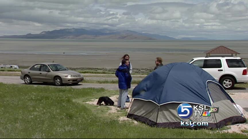 Couple living in car while traveling US stops in Utah