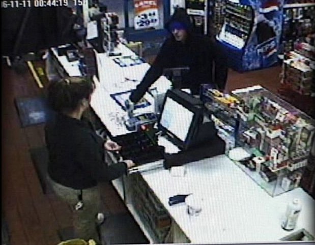 Tesoro Robber Threatens Clerk