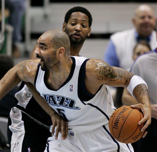 Jazz use late rally to take down Spurs