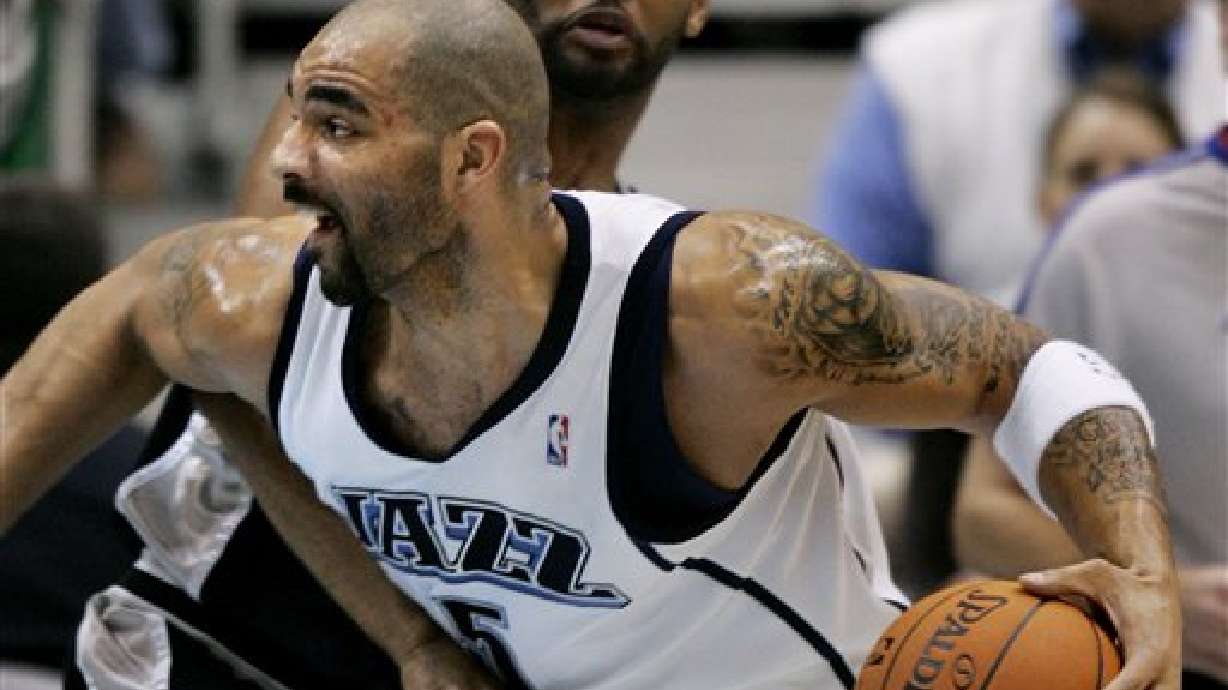 Jazz use late rally to take down Spurs