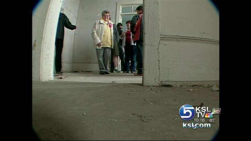 Siblings who lived on Alcatraz as children return with family
