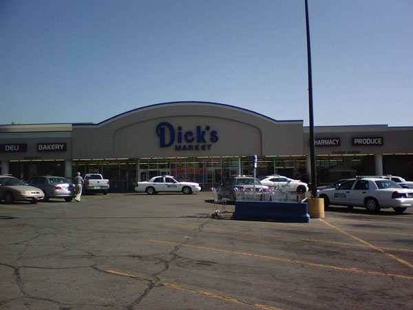 Bomb scare shuts down a square block in Centerville