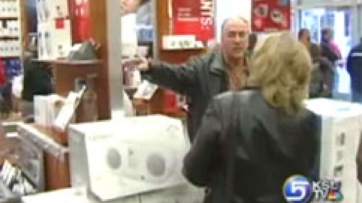 Holiday Shoppers Pack the Malls, Stores