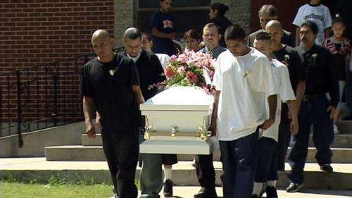 Woman takes peaceful approach to gang violence