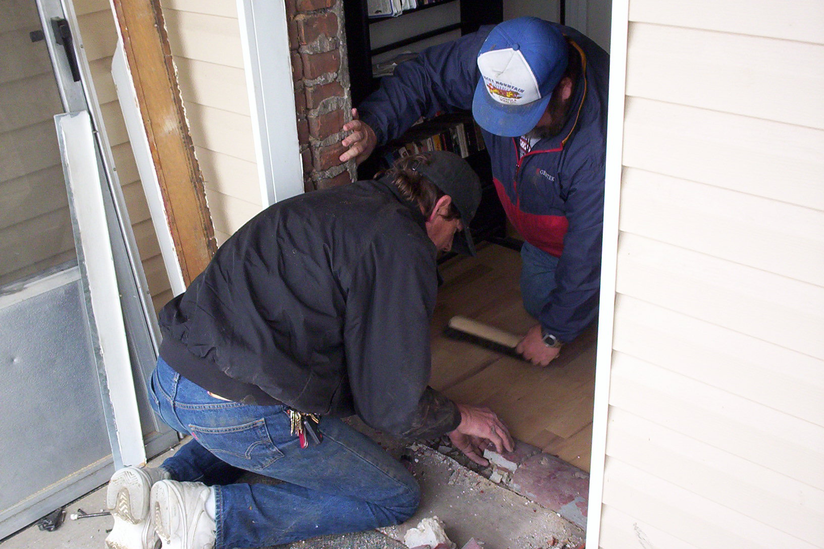 Man Finds Robber in House, Beats Him Until He Escapes