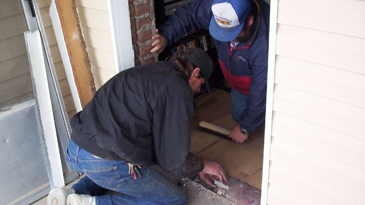 Man Finds Robber in House, Beats Him Until He Escapes