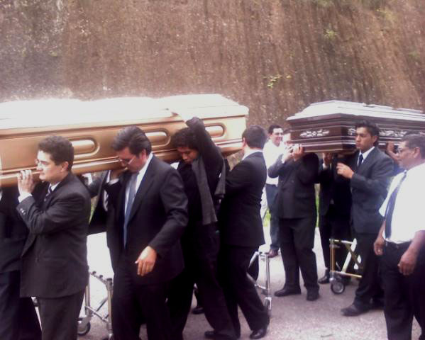 Thousands remember couple killed in plane crash