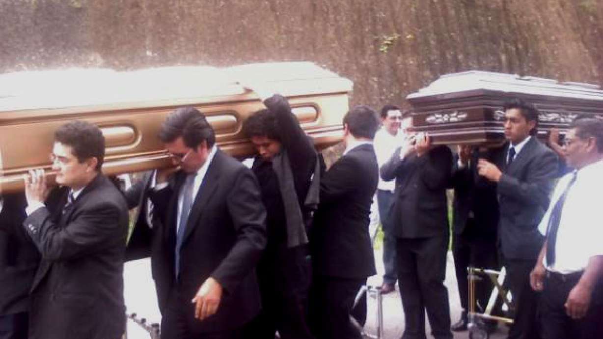 Thousands remember couple killed in plane crash