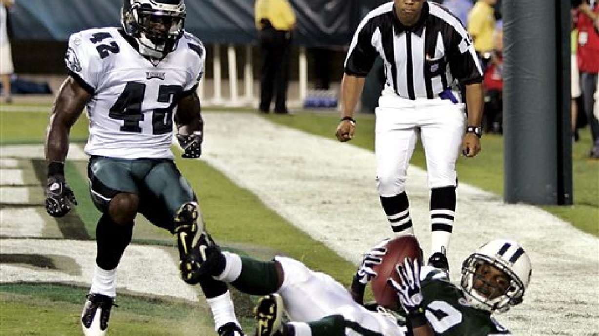 Favre watches backups in Jets' win over Eagles