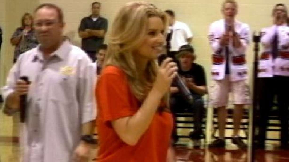 Jessica Simpson draws cheers at Weber High
