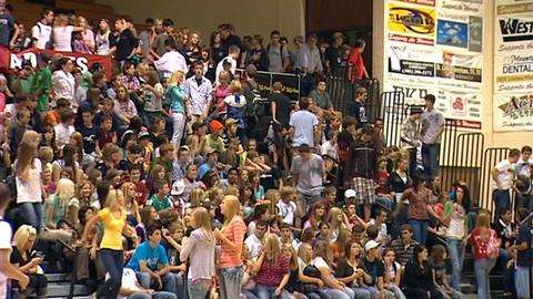 Jessica Simpson draws cheers at Weber High