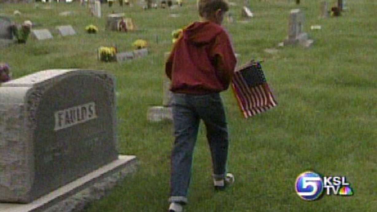 Volunteers Mark Veterans' Graves