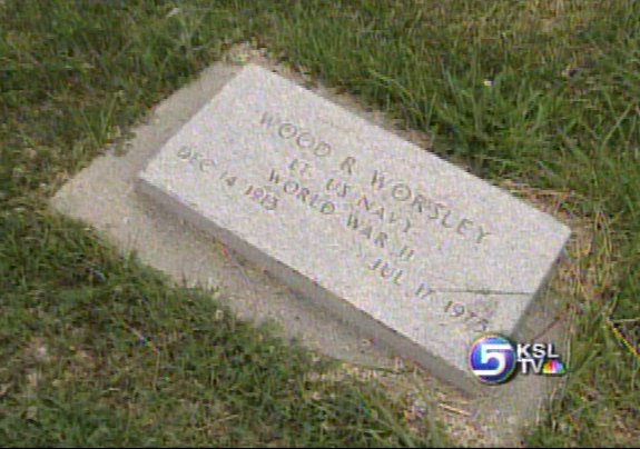 Volunteers Mark Veterans' Graves