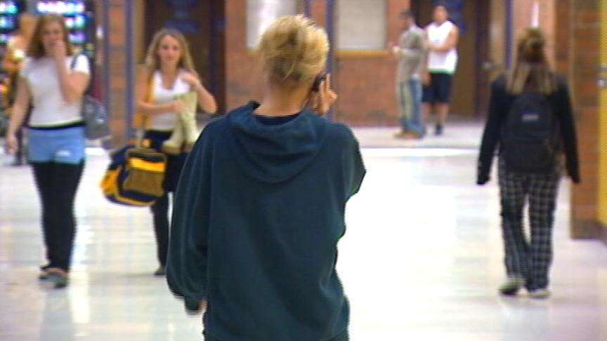 School districts to come up with cell-phone policy