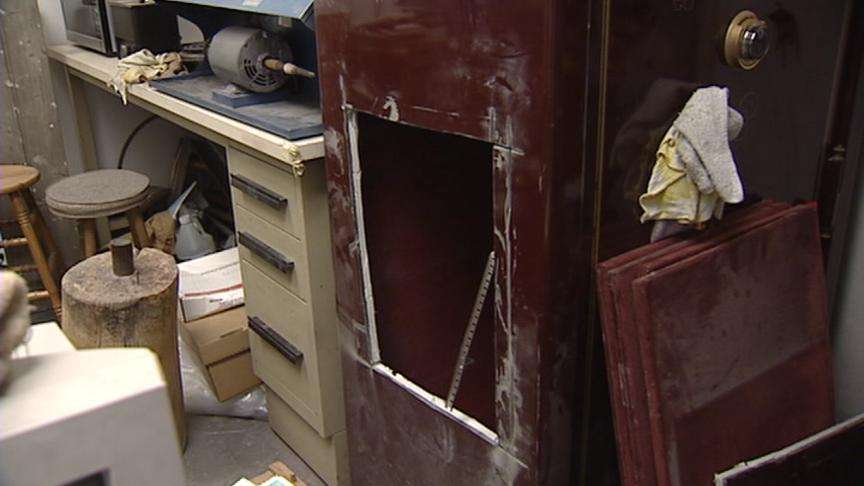 Police searching for thieves in unusual jewelry store burglary