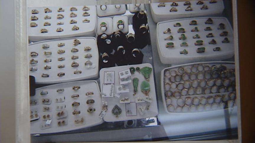 Police searching for thieves in unusual jewelry store burglary