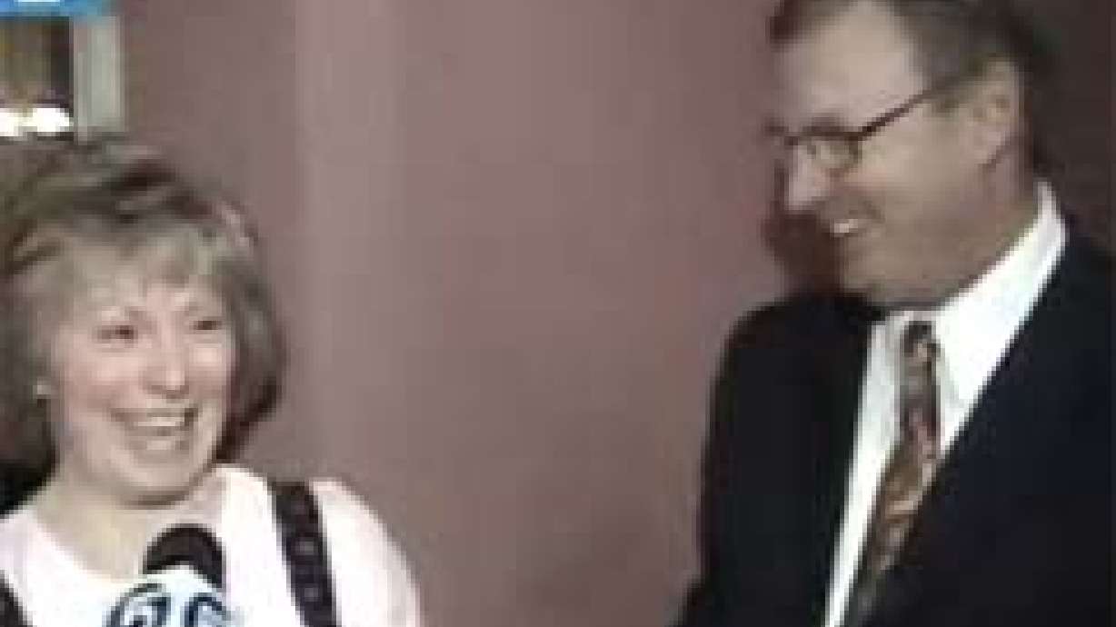 High 5: Man Proposes to Wife Again