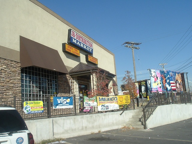 Store employee convinces robber to put gun away