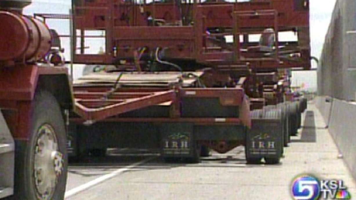 Truck Blocks Lanes on I-215