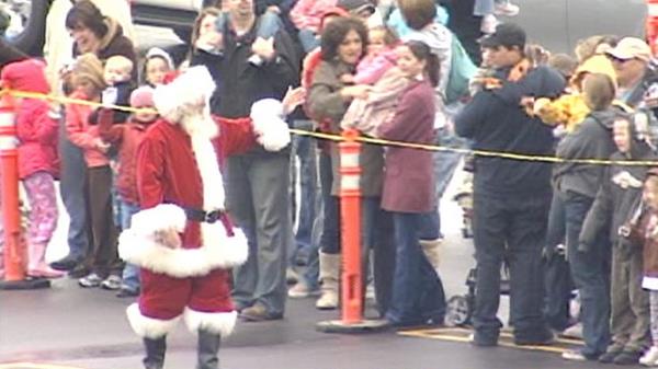 Santa arrives at Orem mall in style