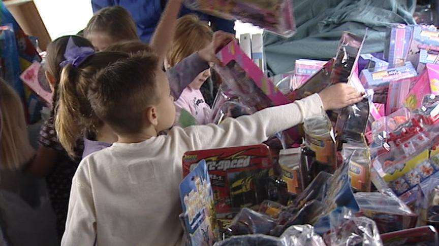 Rainbow Bus rewards Ogden kids for reading