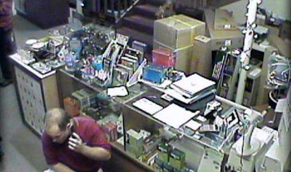 Music store employees catch guitar thief