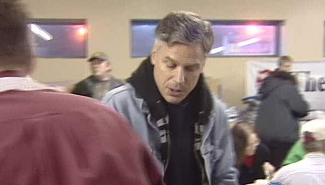 Volunteers serve Christmas dinner