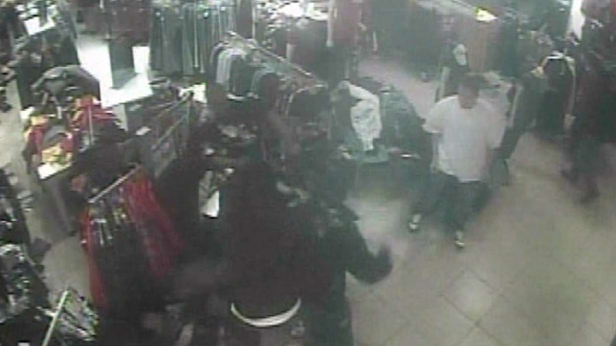 Shopping mall fight in Wisconsin caught on tape