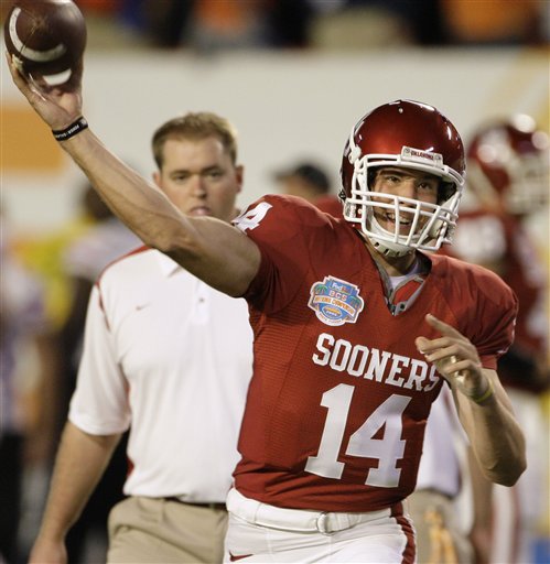Heisman winner Bradford staying at Oklahoma